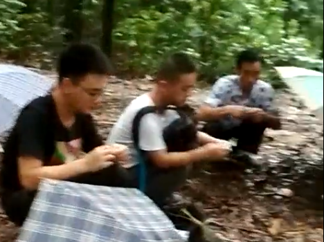 雨中野炊，想想都刺激..