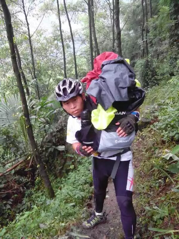 天全县塌方，数百车友被迫选择背包抗车浩浩荡荡上山，从山上小路过去