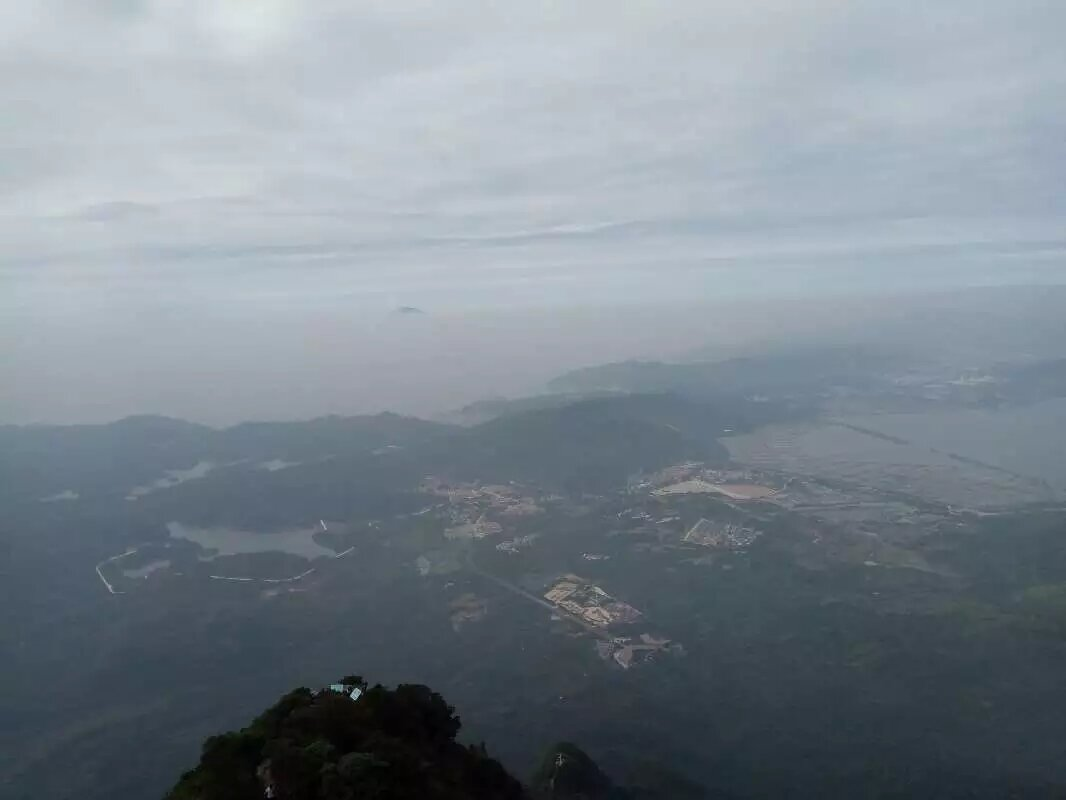 探路驴户外探险网的小伙伴们爬了一天山，很辛苦，快点吃饭吧！