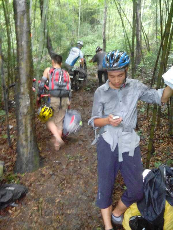 天全县塌方，数百车友被迫选择背包抗车浩浩荡荡上山，从山上小路过去