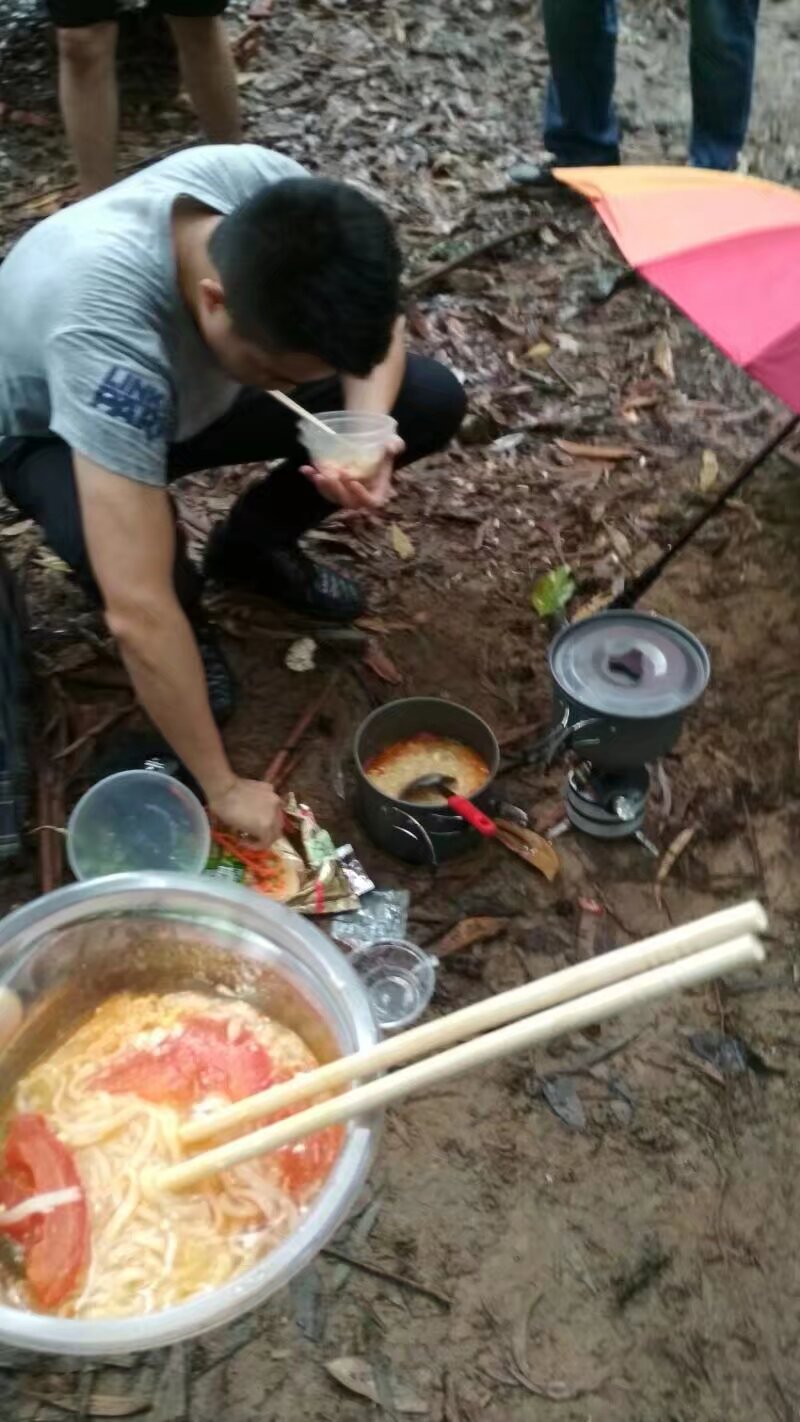 雨中野炊，别有趣味，可惜雨下的有点小，暴风雨来的更猛烈些吧